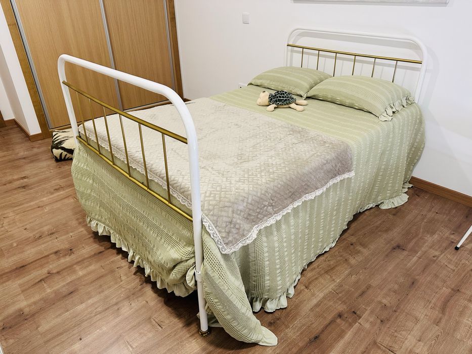 Cama ferro + colchao + cadeira impecavel