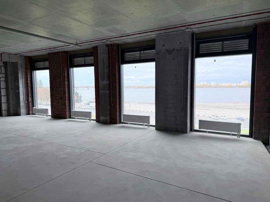 Продаж спеціального приміщення на вул. Січеславська Набережна 53А,