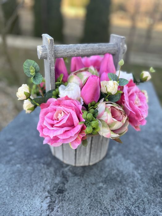 Kompozycja kwiatowa tulipany drewniana studzienka stroik na cmentarz