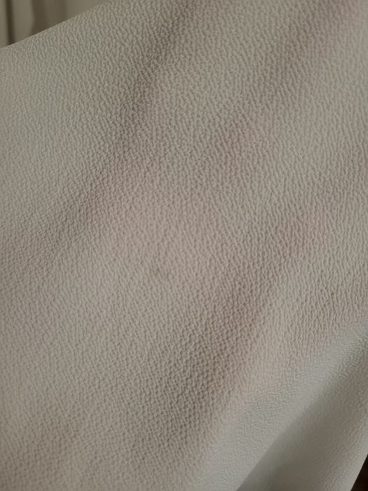 Biała zwiewna koszula z chokerem i szerokimi rękawami elegancka