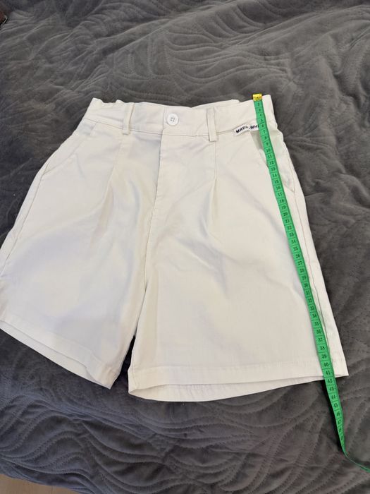 Білі шорти з ремінцем