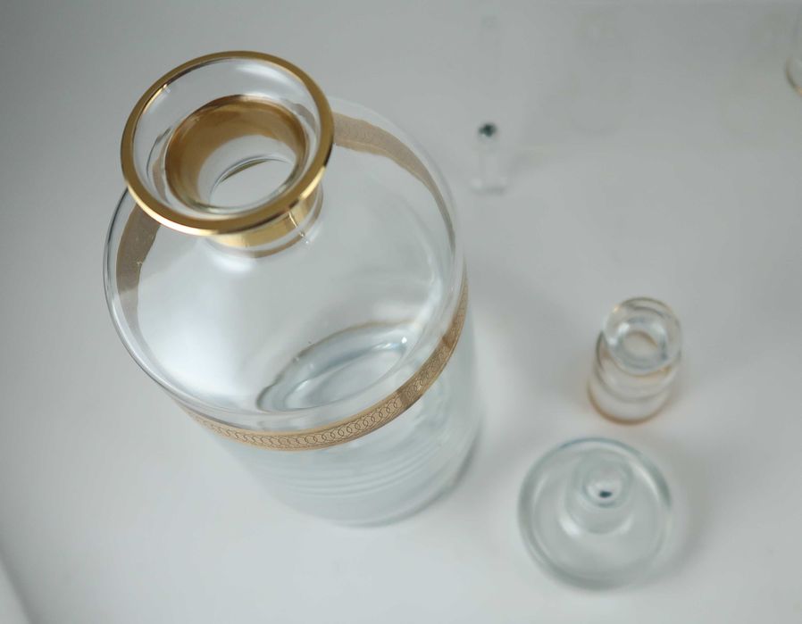 Garrafa com 14 copos de licor em cristal - rebordo dourado