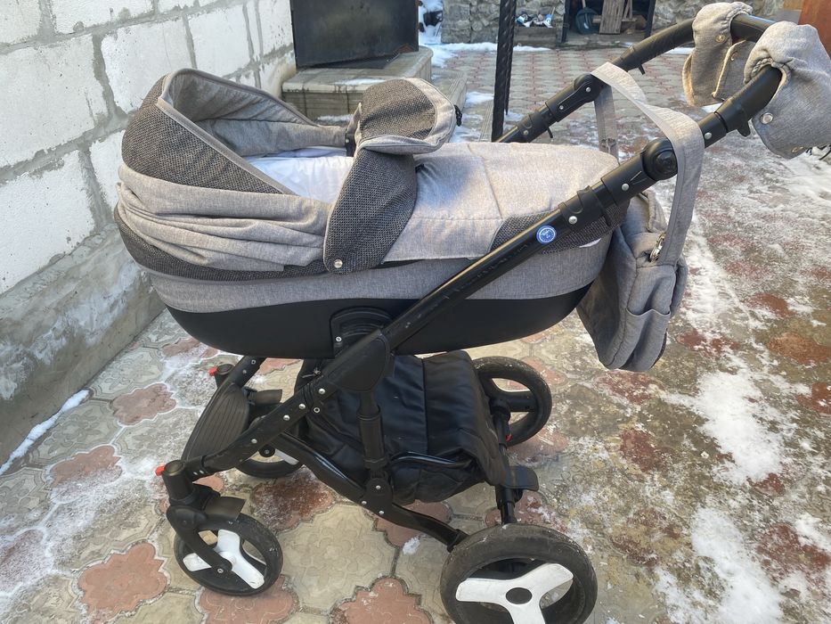 Продам коляску 2 в 1 . Подойдет и для девочки и для мальчика.