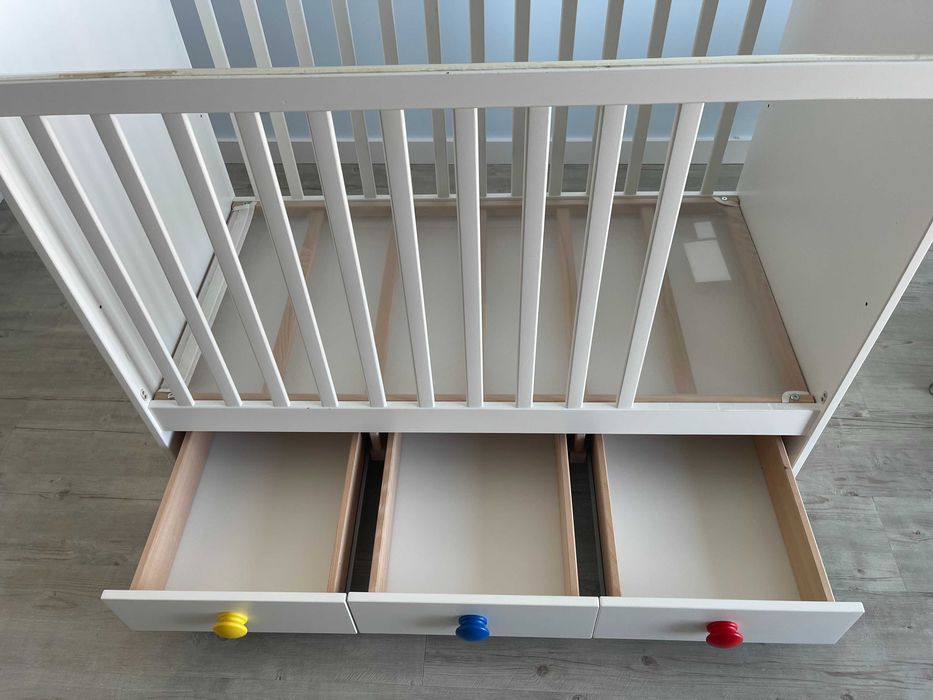 Berço branco, 60x120 cm, com colchão viscoelástico reversível.