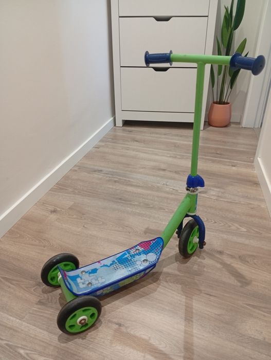 Trotinete infantil de três rodas