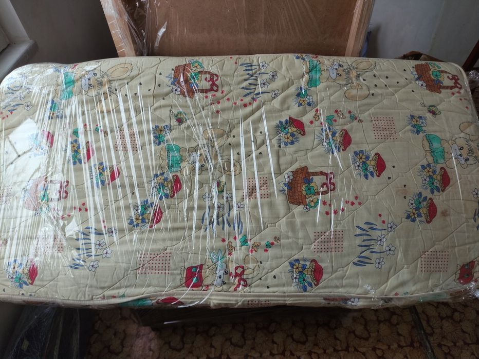 Дитяче ліжко з матрацом