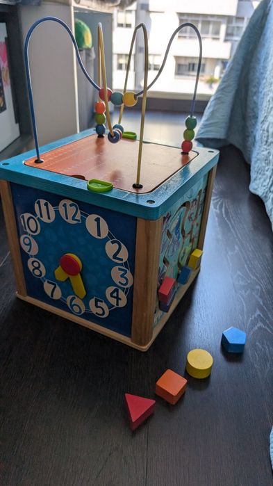 Cubo de atividades de madeira