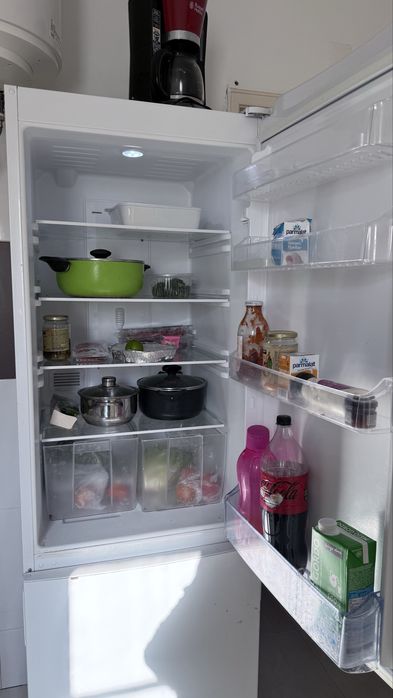 Frigorifico frost free usada com marcas de ferrugem, funciona perfeita