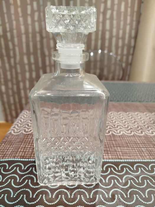 Garrafa de whiskey nova de cristal nunca usada