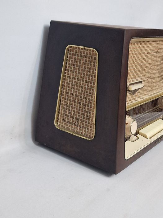 Rádio antigo reparado EMUD