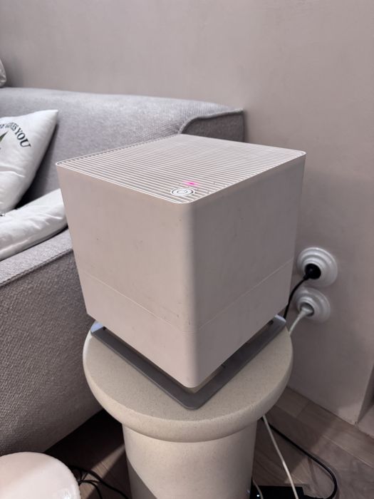 Sprzadam nawilzacz powietrza Stadler Form Oskar w kolorze białym.