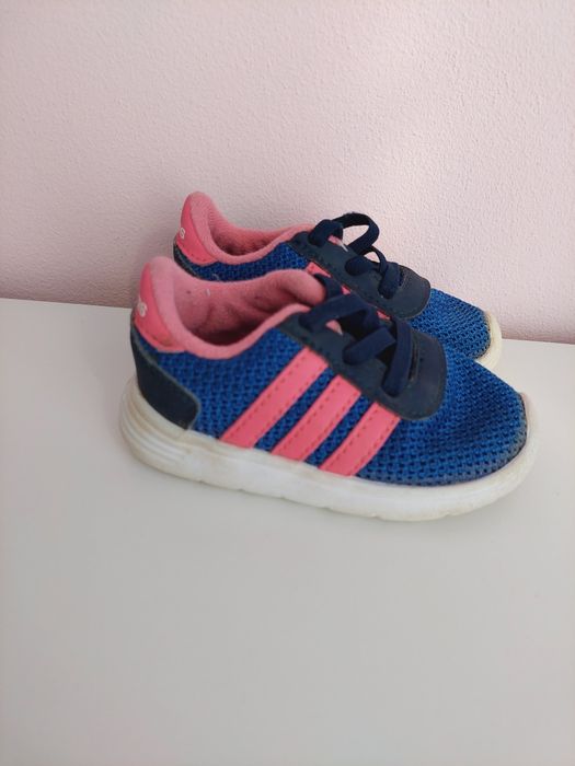 Niebieskie buty sportowe wsuwane z różowymi wstawkami adidas 20