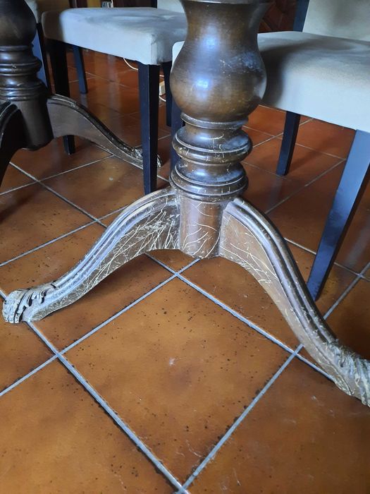 Mesa de jantar em mogno