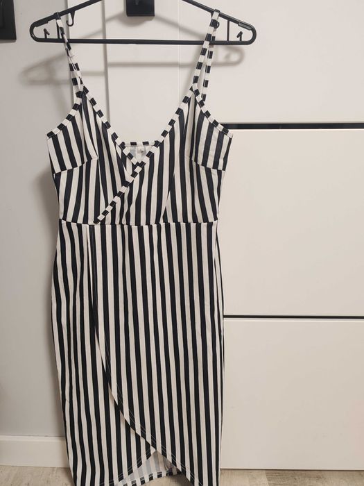 Sukienka w paski biało czarna