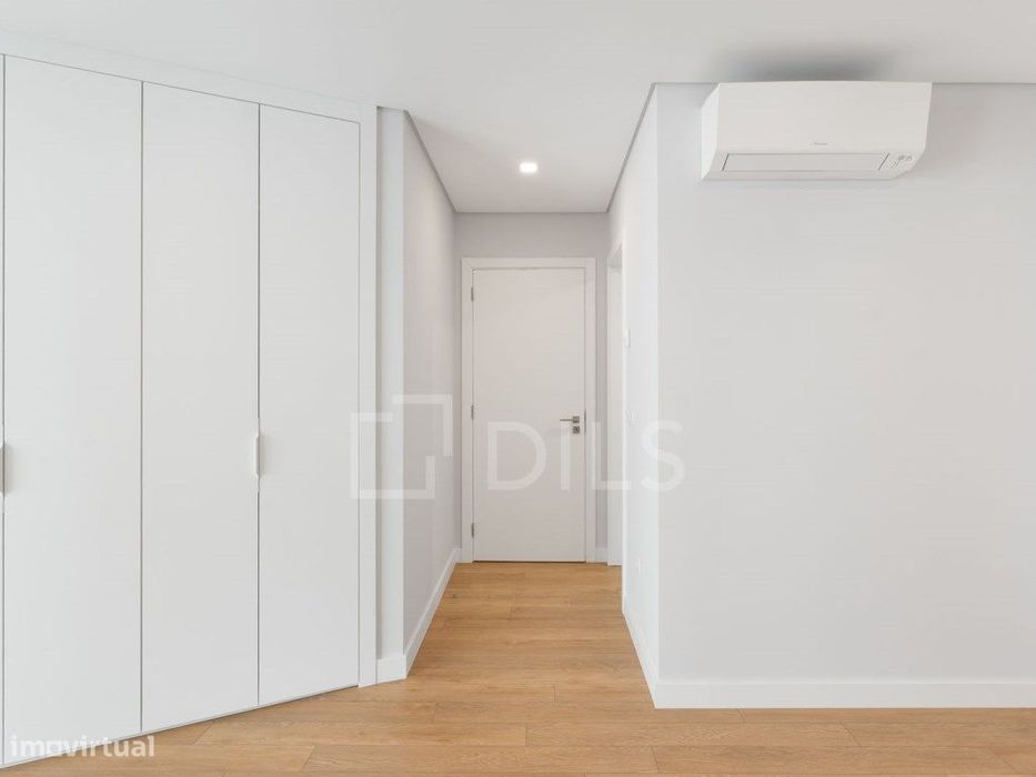 Apartamento T2 novo, na Parede, junto praia, com garagem e elevador