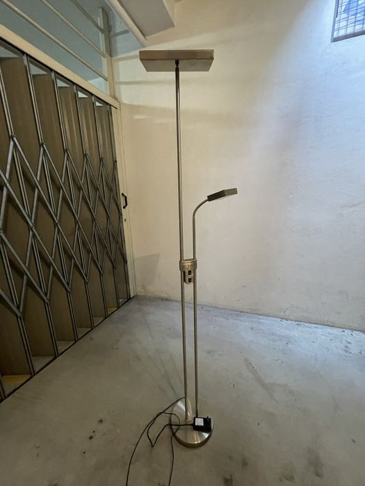 Candeeiro de pé duplo LED