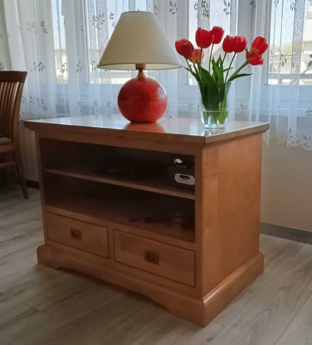 Sprzedam komodę z litego drewna w kolorze dębu.