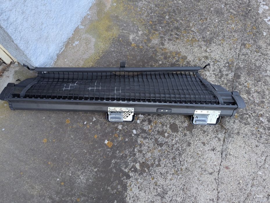 Peça de proteção da bagageira de um Mercedes Benz