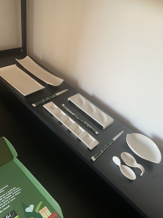 Serviço de Sushi em Porcelana Branca + Pauzinhos Reutilizáveis (Conjunto NOVO A ESTREAR)