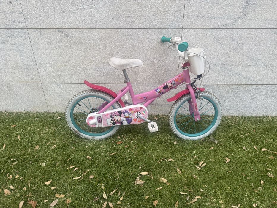 Bicicleta da minnie mouse com capacete,rodinhas e cestim pequeno