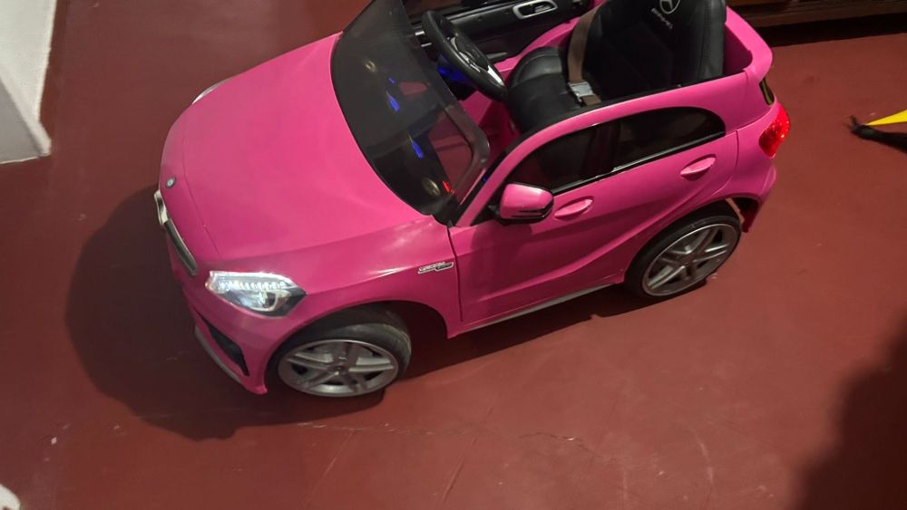 Mercedes A45 AMG elétrico para menina