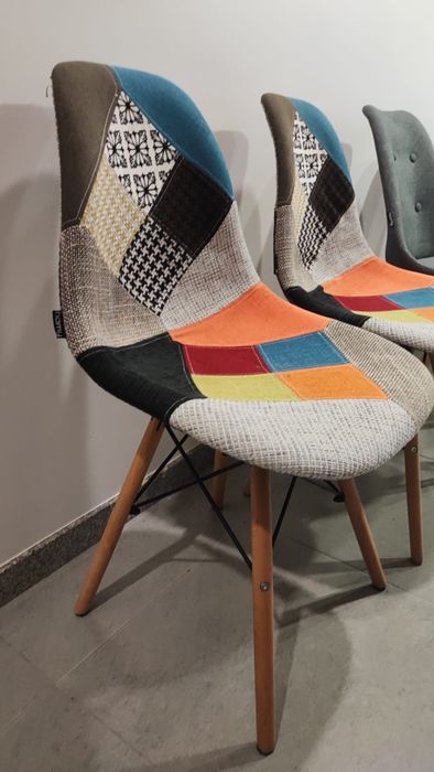 Vendo quatro  cadeiras em tecido cinza e uma mesa branca