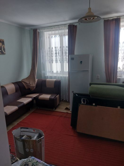 Цегляний будинок з надвірними спорудами