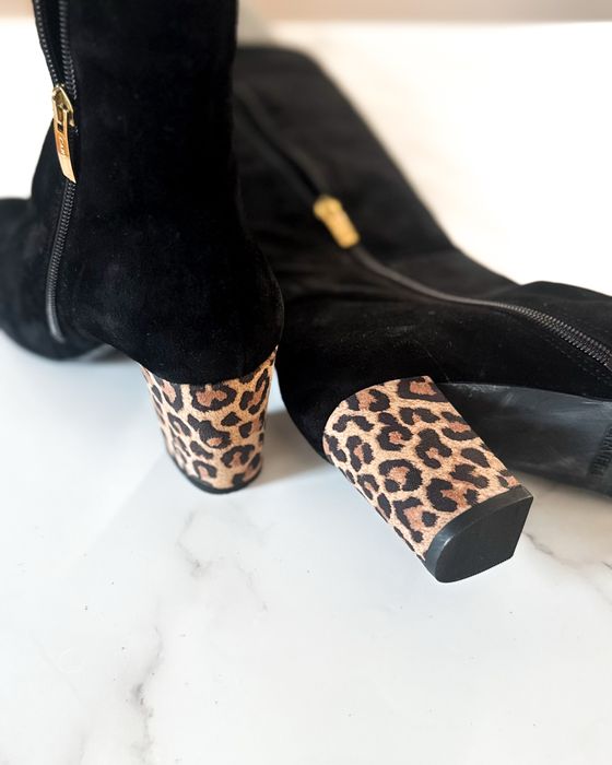 Botas altas pretas Carvela com salto leopardo – elegantes
