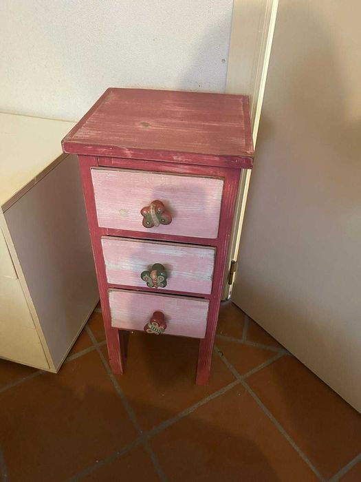 Mesa de cabeçeira de criança borboletas vintage