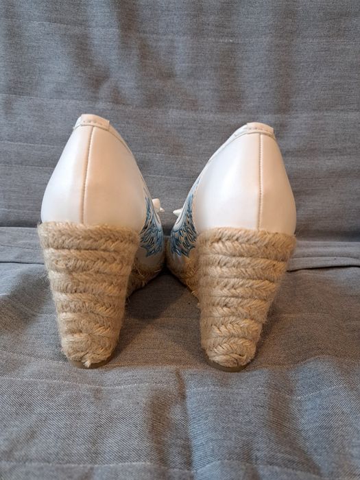 Buty na koturnie, nowe, 37