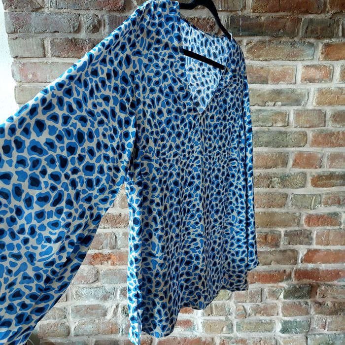Bluzka o kroju oversize 38/40/42 z rozszerzanymi rękawami