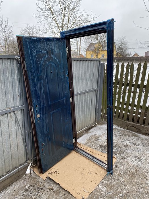 Вхідні металеві двері