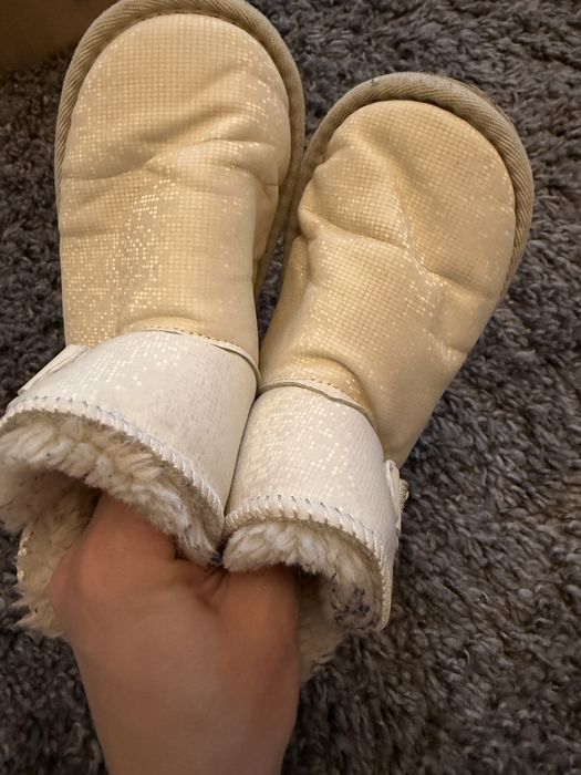 Дитячі угі на дівчинку