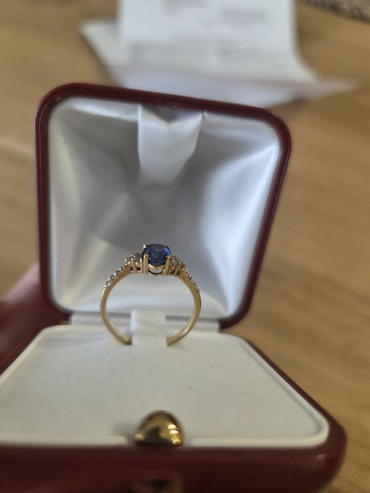 Złoty pierścionej z szafirem