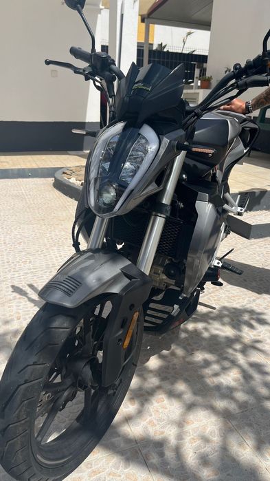 Vendo mota UM xtreet RS 125cc