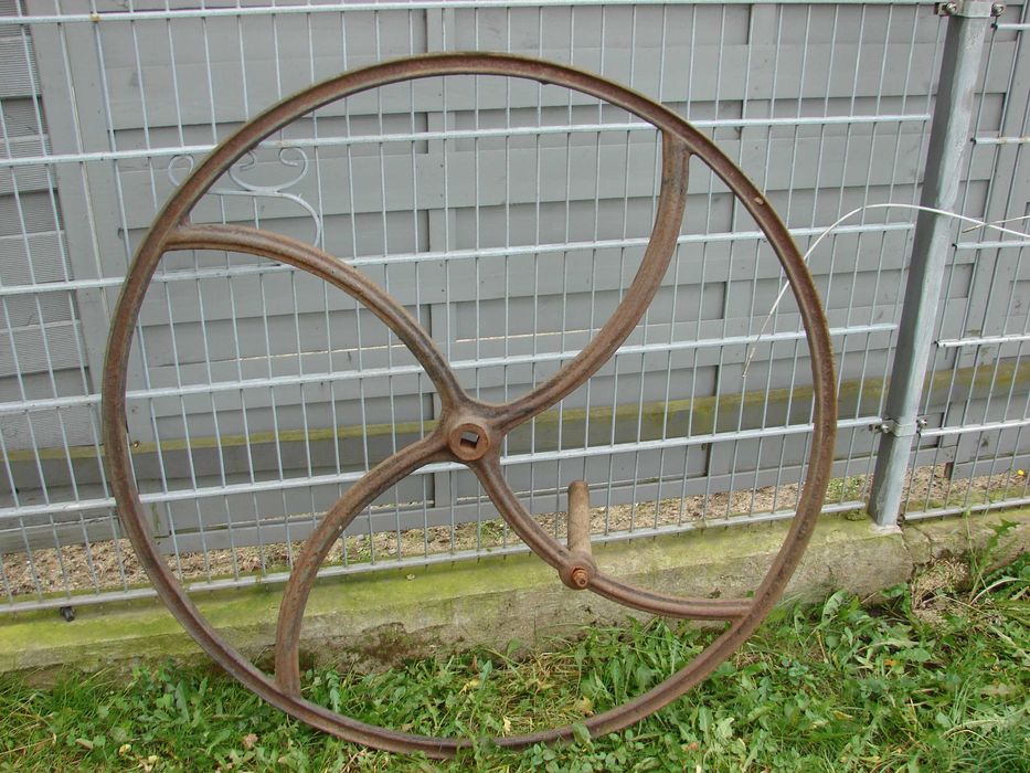 Stare koło koła żeliwne 116cm