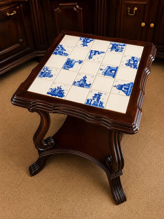 Mesa de apoio vintage em madeira com azulejos decorativos