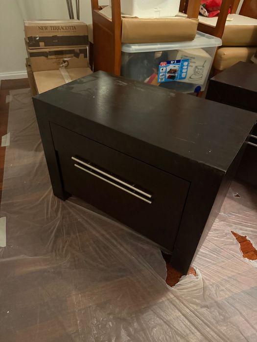 Duas mesas de cabeceira em madeira