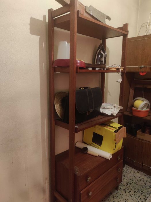 Móvel antigo em madeira