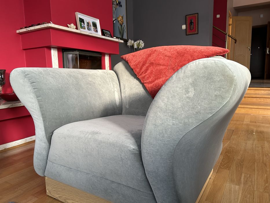 dwie kanapy i dwa fotele