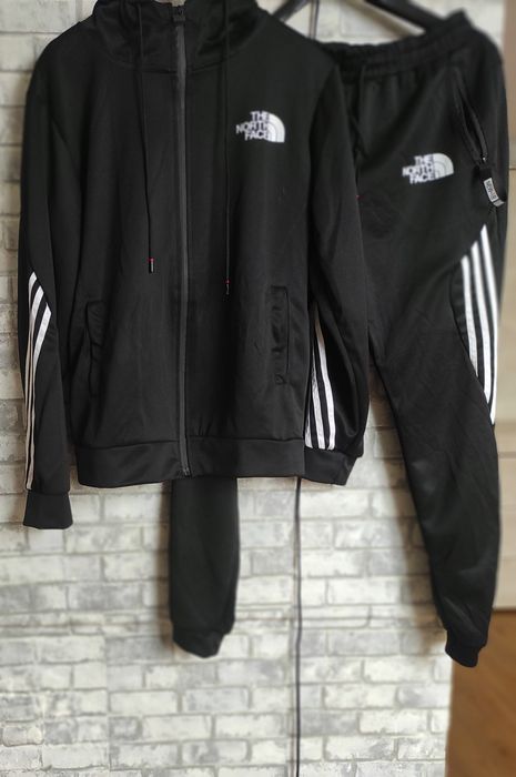 Czarny dres marki The North Face z białym logo