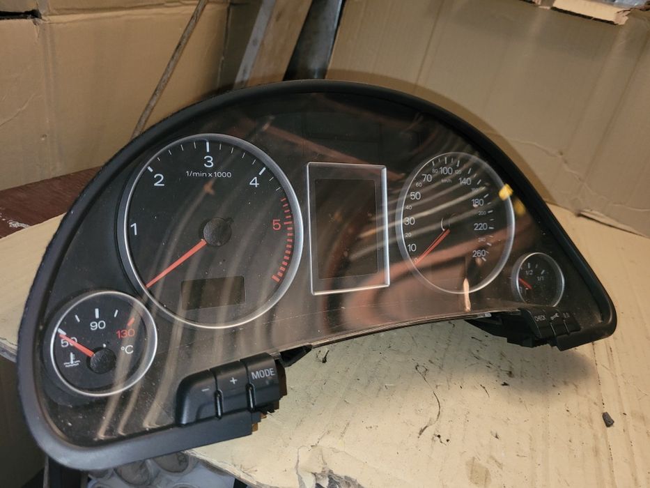 Licznik zegary kolorowy RB8 audi a4 b7 2005r diesel 186tys km