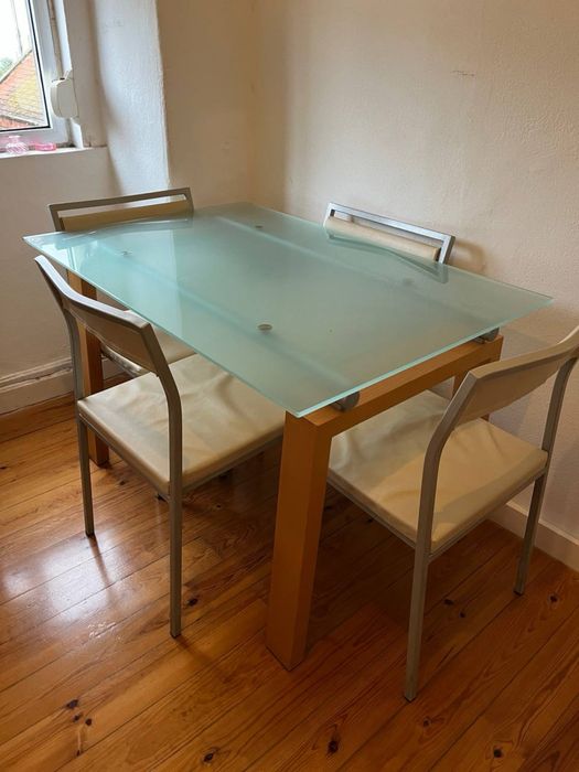 Conjunto de mesa e cadeiras