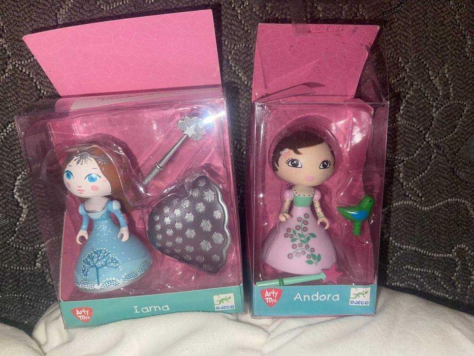 Іграшки-фігурки Djeco Arty Toys Iarna та Andora.