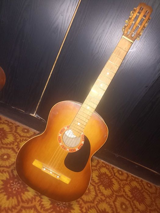 акустична добра шестиструнна гітара