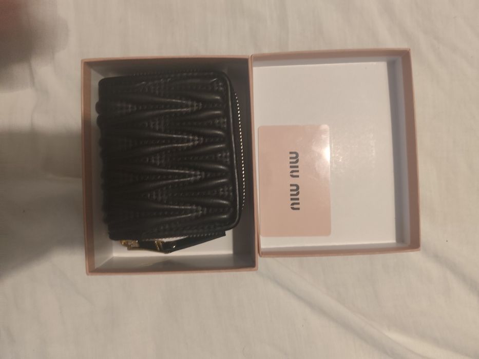 Carteira miumiu nova com cartão e caixa