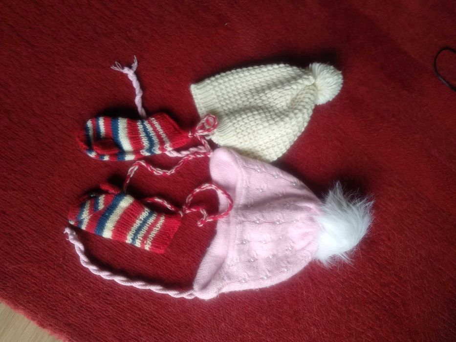 2 czapki i rekawiczki