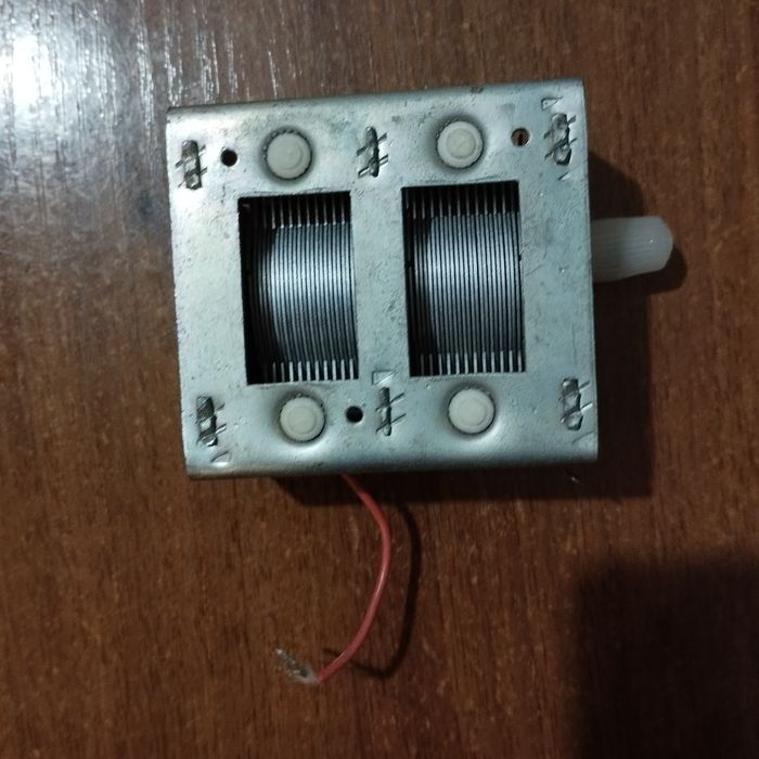 Конденсатор 2 × 12  495 пф.