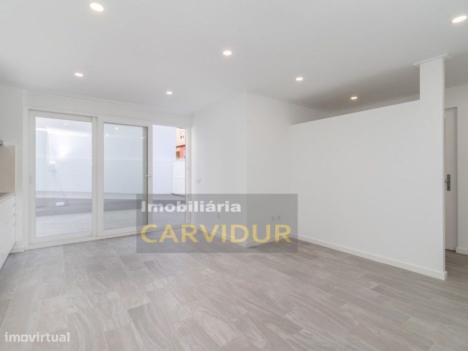 Apartamento T1 totalmente remodelado com quintal