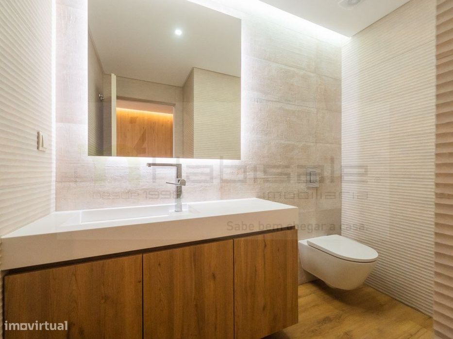 T2 com Terraço e Box em Condomínio de Luxo com Piscina, Ginásio e S...